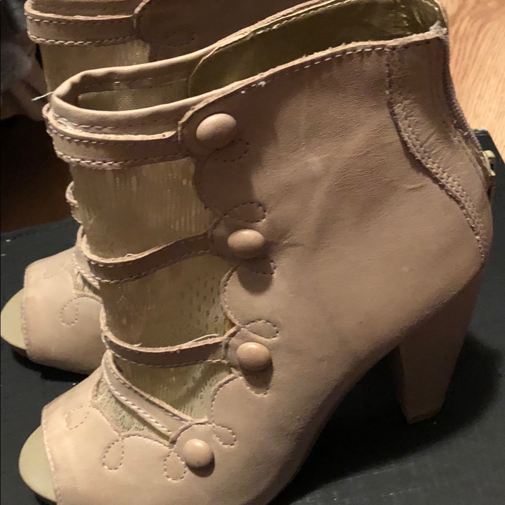 Seychelles Cuckoo bootie in mushroom leather